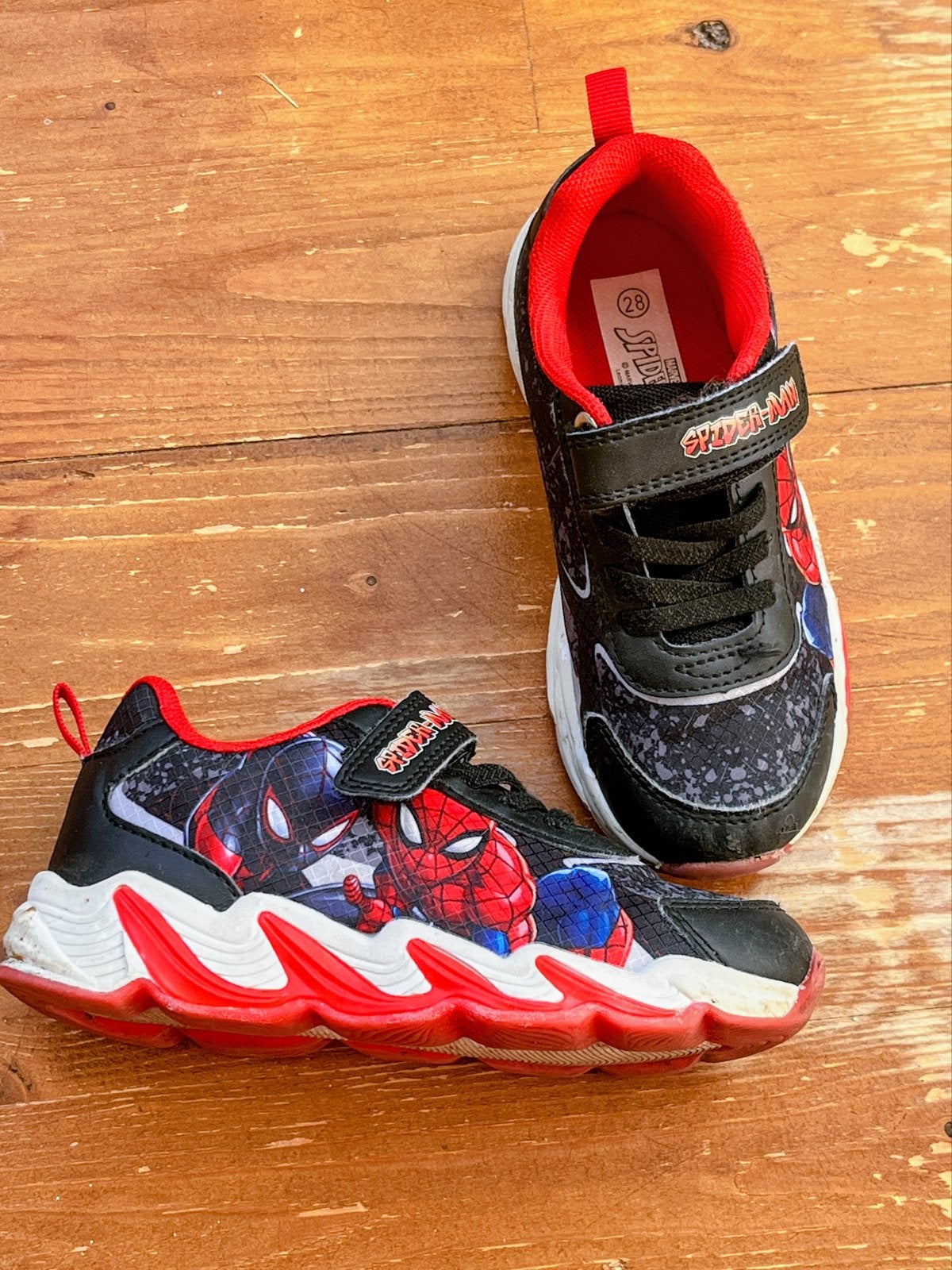 Spiderman schoenen maat 28 met lichtjes in de zolen, Ophalen of Verzenden, Zo goed als nieuw, Jongen, Schoenen