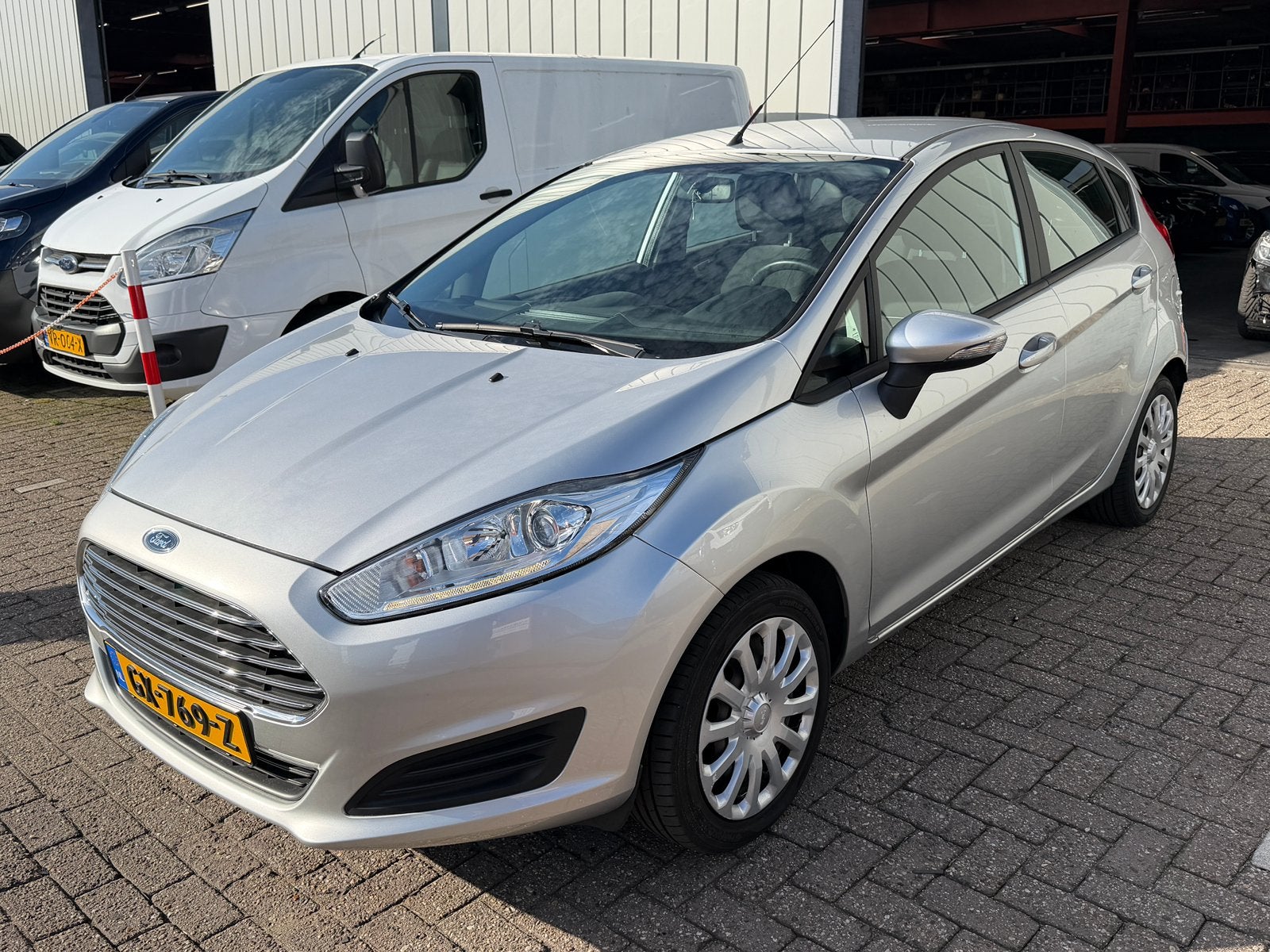 Ford Fiësta 1.0 59KW/80PK 5D 2015 Grijs, Auto's, Voorwielaandrijving, 40 €/maand, 525 kg, 23 km/l