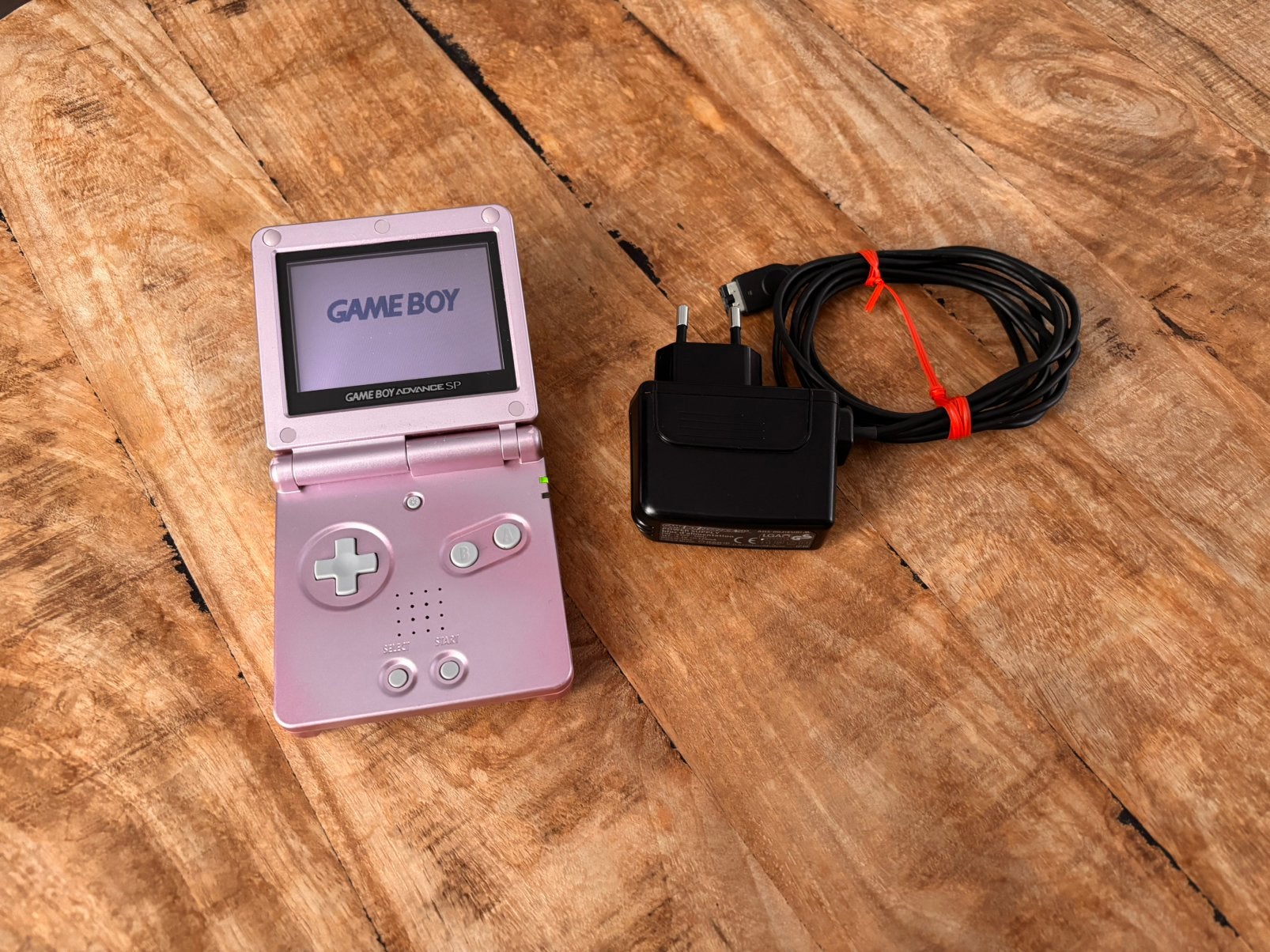 Game Boy Advance SP Cherry Blossom roze + originele oplader, Spelcomputers en Games, Ophalen of Verzenden, Zo goed als nieuw, Game Boy Advance SP