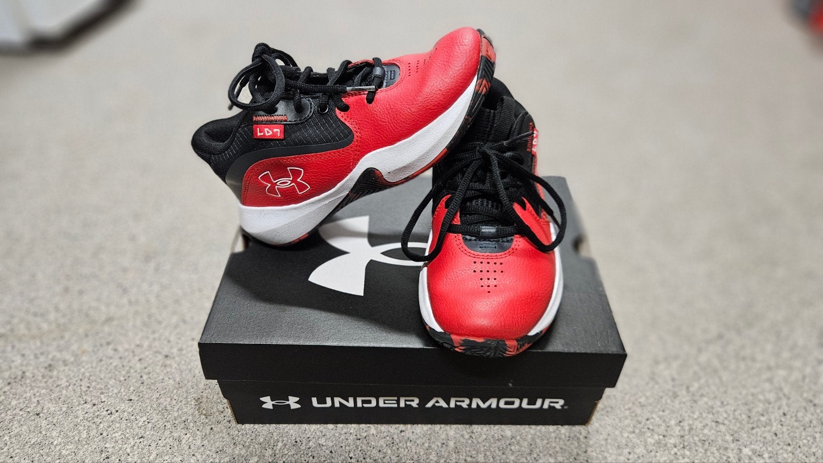 Under Armour Basketbal/ sportschoenen, maat 32, Ophalen of Verzenden, Zo goed als nieuw