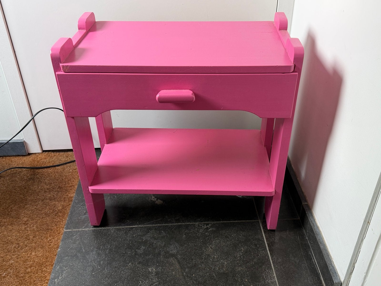Roze nachtkastje met lade en plank, Ophalen, Gebruikt, 55 tot 70 cm, 45 tot 65 cm