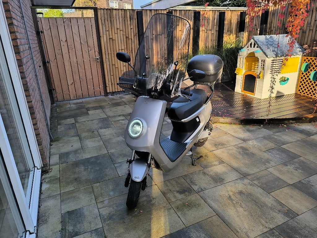 Niu Elektrische scooter MQi+ 25 zilver Lite okt 2024 25 km/h, Elektrisch, Zo goed als nieuw, Ophalen, Overige merken