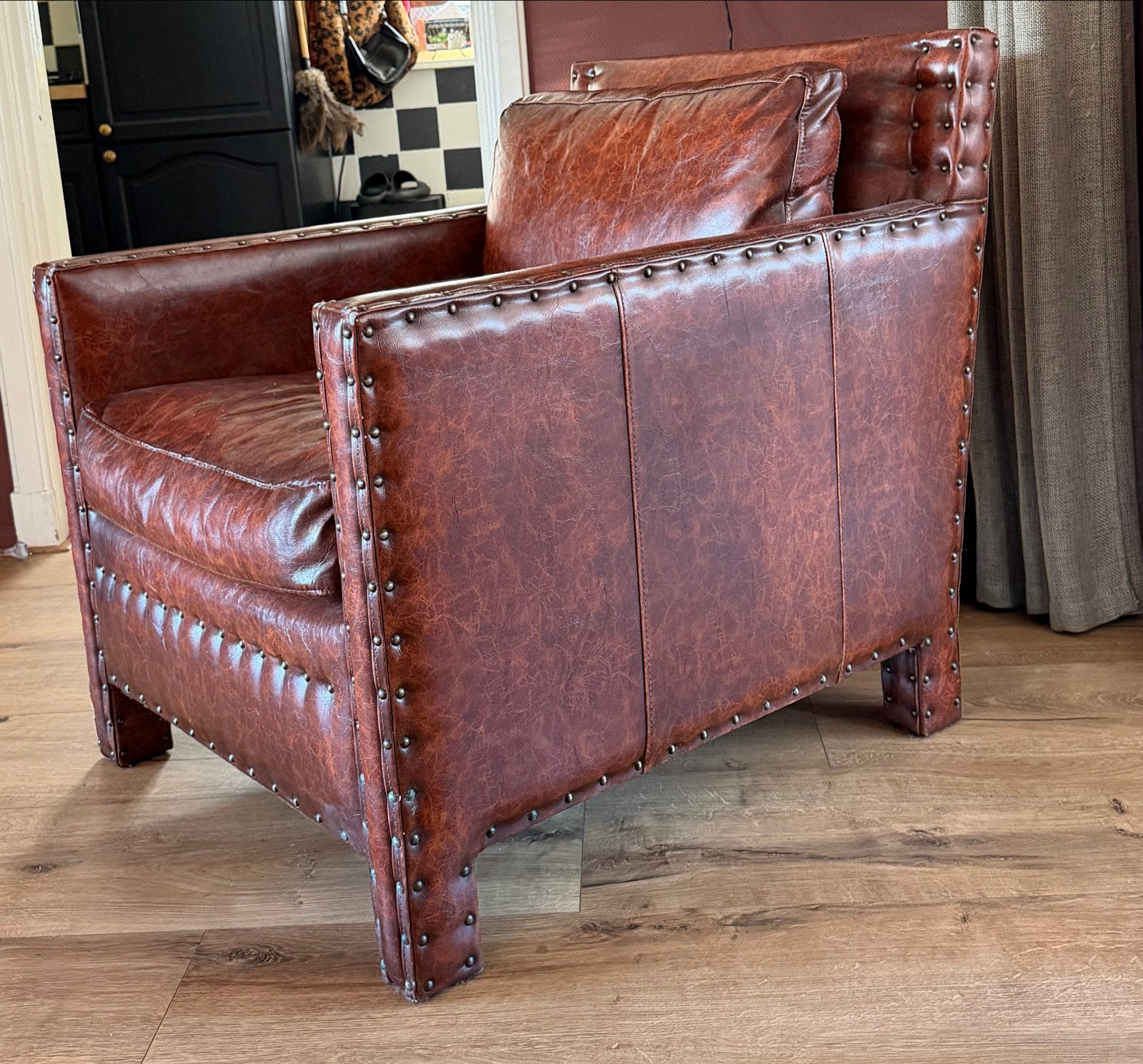 Leren fauteuil met nageldetails, Huis en Inrichting, Ophalen, Gebruikt, Bruin, Leer