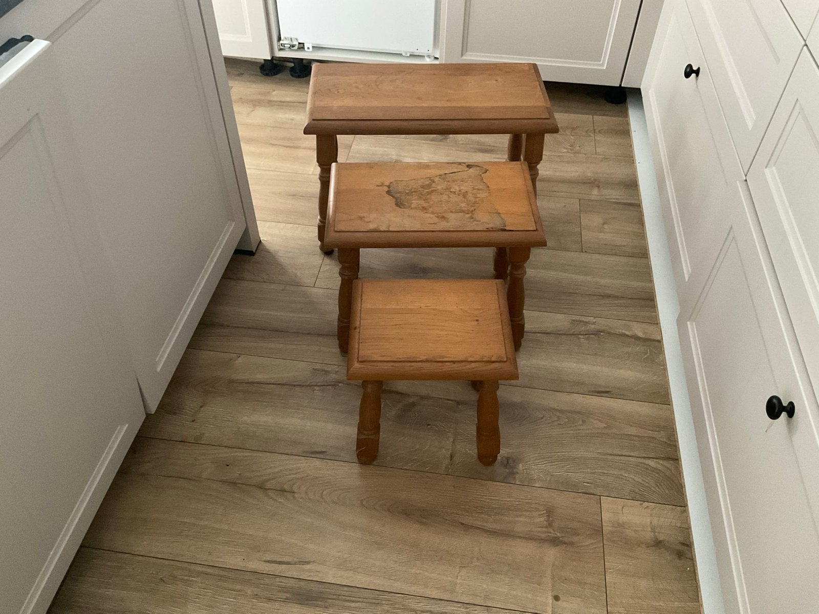 Set van 3 houten tafeltjes om op te knappen- Vintage, Minder dan 55 cm, Gebruikt, Ophalen of Verzenden, Rechthoekig