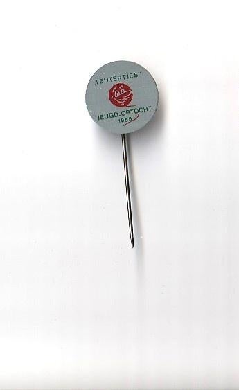blikken carnavals speld Teutertjes Jeugdoptocht 1965, Ophalen of Verzenden, Gebruikt, Overige onderwerpen, Speldje of Pin
