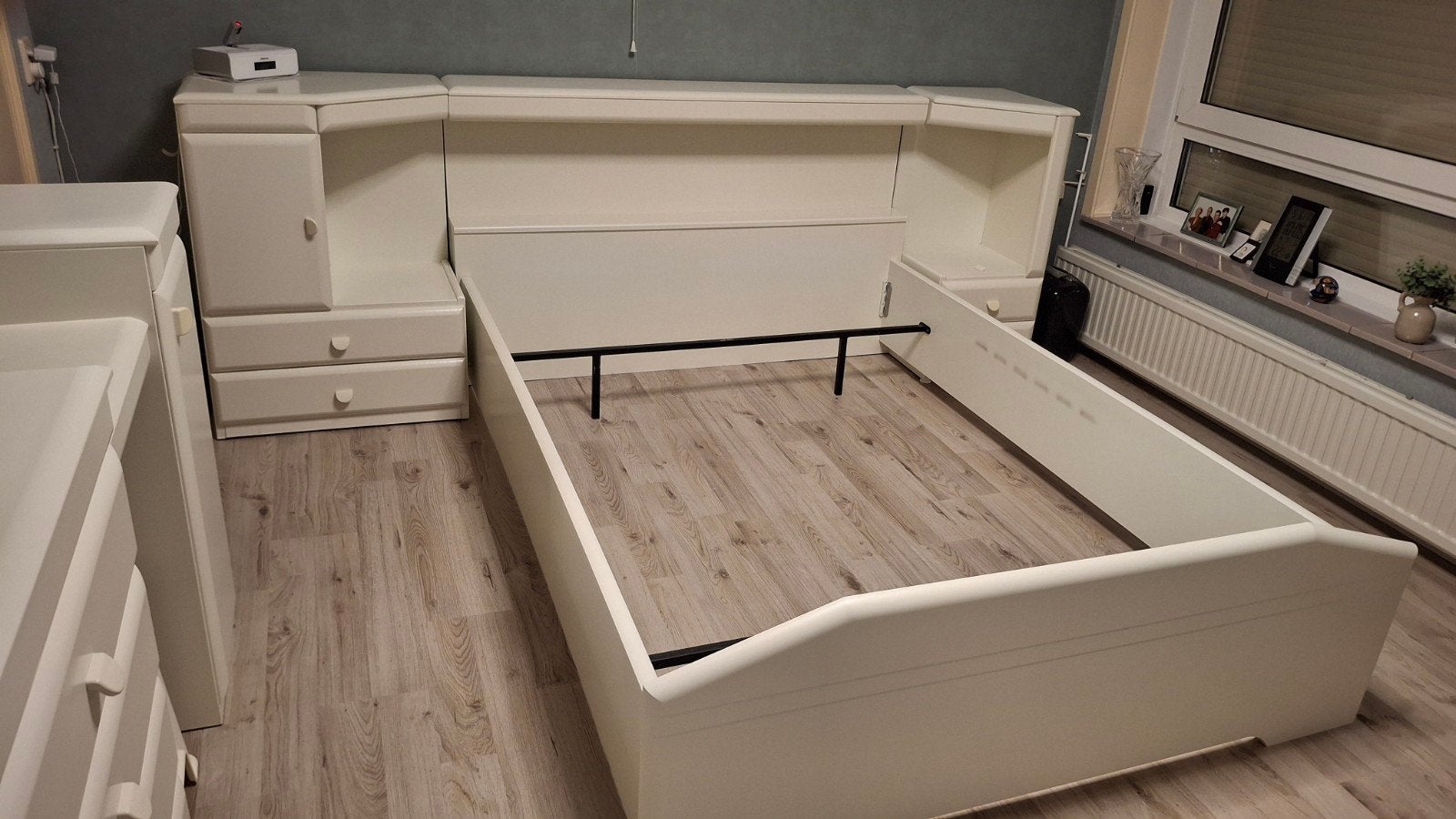 GRATIS AFHALEN..Wit bed en toiletmeubel, Huis en Inrichting, Slaapkamer | Bedden, Ophalen, Gebruikt, Wit, Modern met opbergruimte