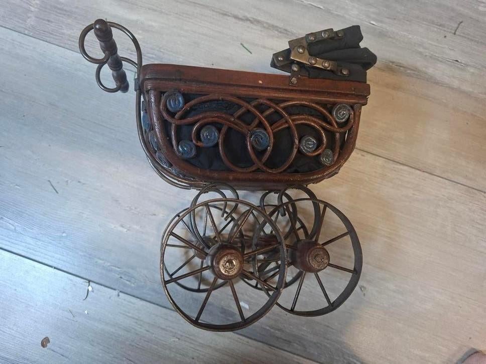 Kleine kinderwagen met  porseleinen  poppetjes, Ophalen of Verzenden