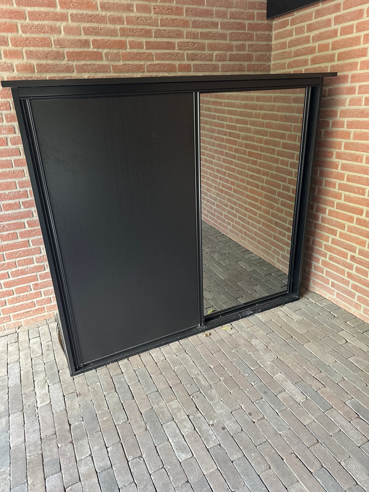 Zwarte kast met schuifdeuren, waarvan één met spiegel, Gebruikt, 100 tot 150 cm, Ophalen of Verzenden, 150 tot 200 cm