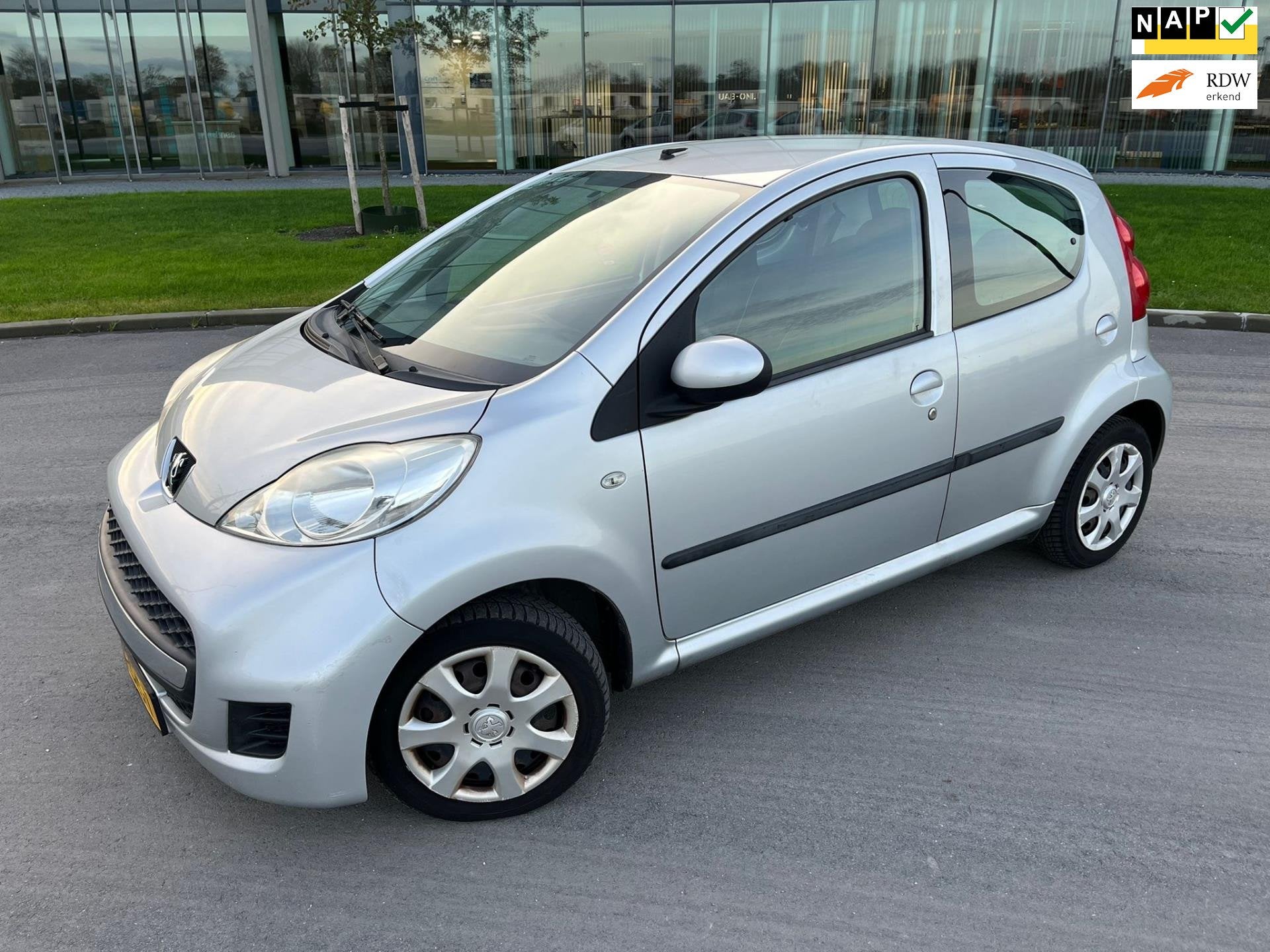 Peugeot 107 1.0-12V XS NAP 5D NW APK AIRCO ELEKTRISCHE RAMEN, Auto's, Voorwielaandrijving, Euro 5, Gebruikt, 4 stoelen