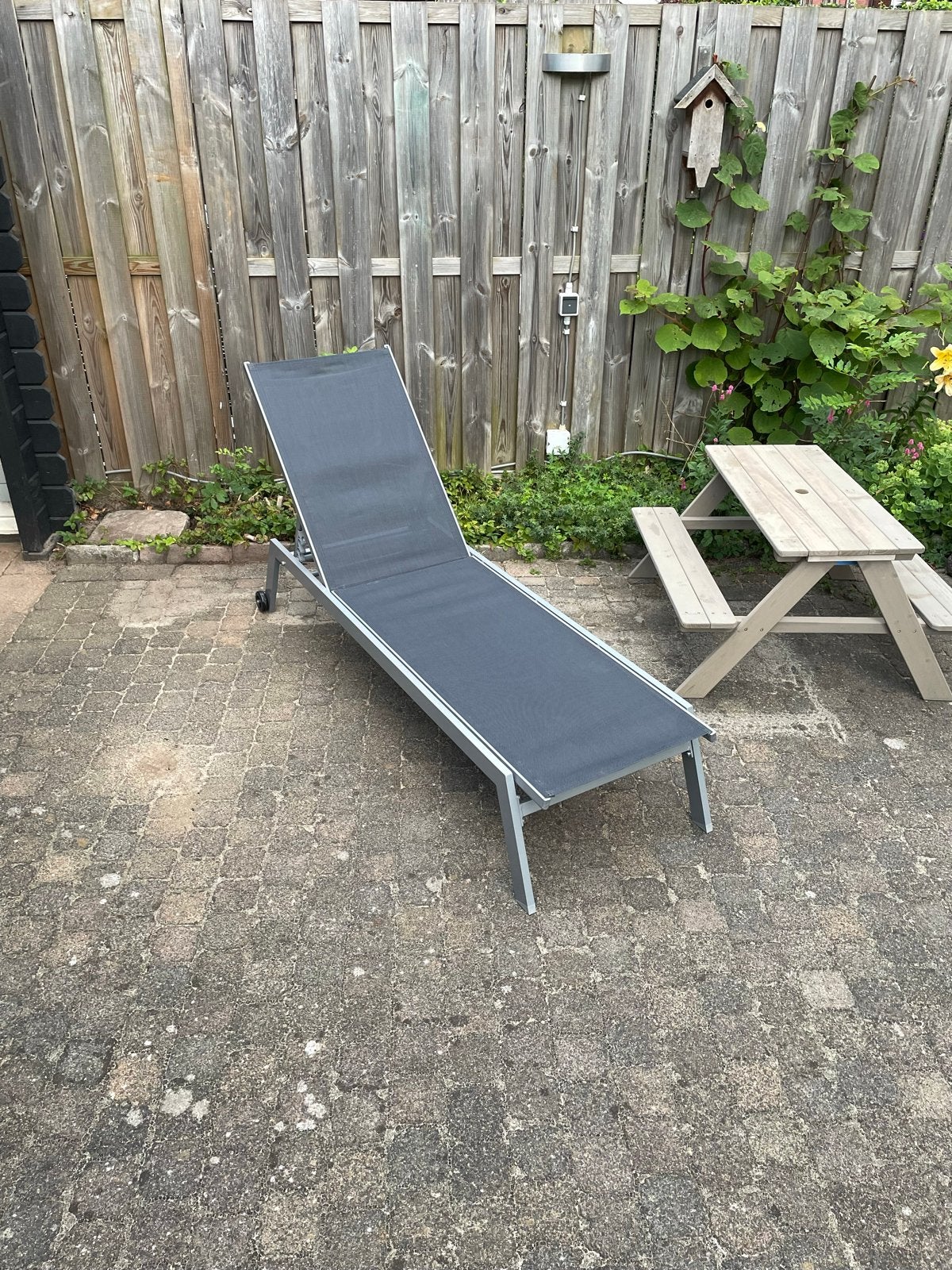 Twee ligbedden verstelbaar en met wieltjes, Tuin en Terras, Ligbedden, Ophalen, Zo goed als nieuw, Metaal, Verstelbaar