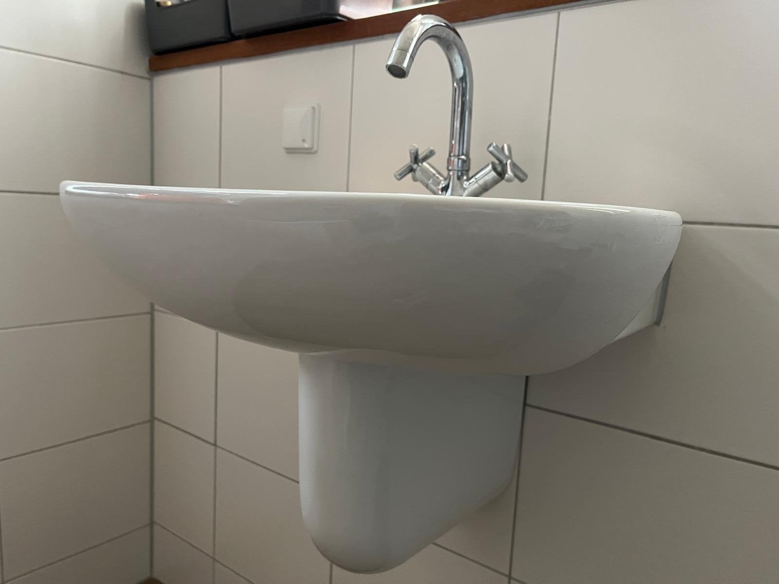 Twee wasbakken inclusief kranen (Gratis), Ophalen, Gebruikt, Chroom, Wastafel