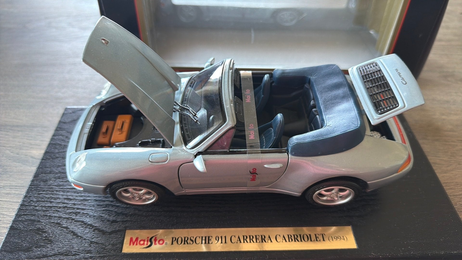 Te koop inclusief doos. Porsche 911 Carrera cabriolet 1:18, Hobby en Vrije tijd, Modelauto's | 1:18, Verzenden, Zo goed als nieuw