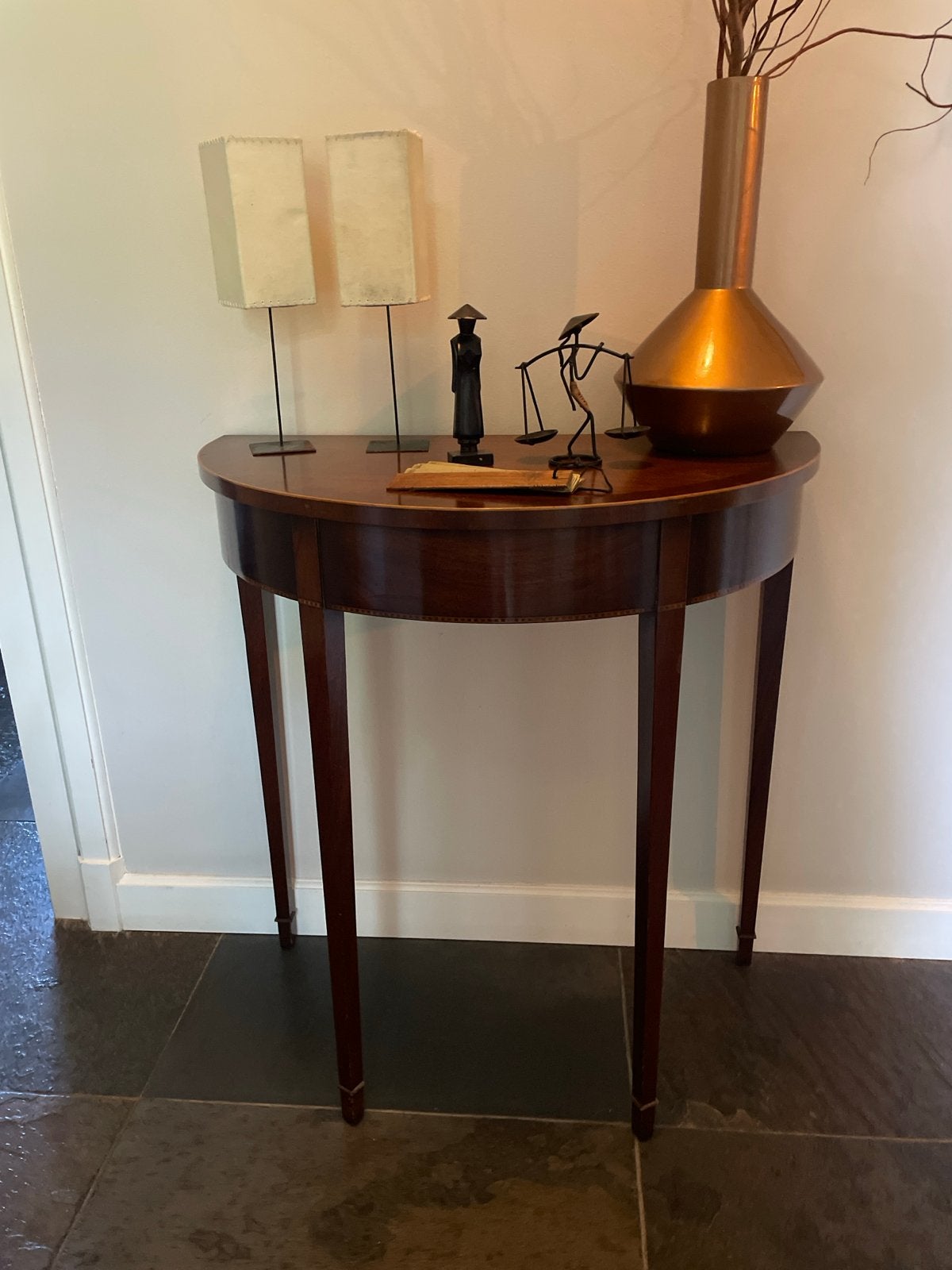 Klassieke halfronde sidetable van mahoniehout, Antiek en Kunst, Ophalen