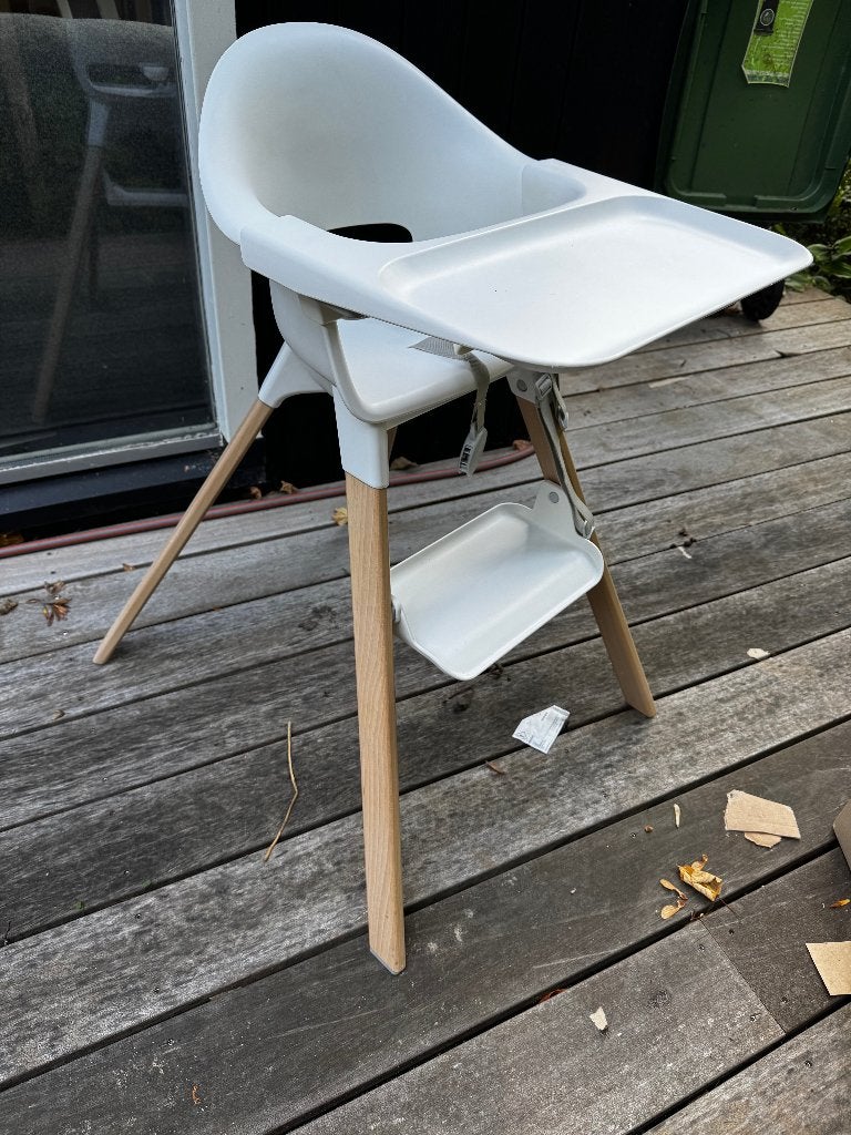 Stokke Clikk kinderstoel wit met eetblad en tuigje, Kinderen en Baby's, Ophalen, Gebruikt, Meegroeistoel, Afneembaar eetblad