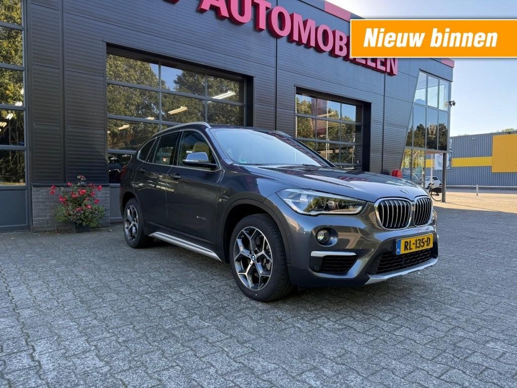 Bmw X1 XDRIVE20I HIGH EXEC. BJ.2018 PANO TREKHAAK HEAD-UP LE, Auto's, 1998 cc, Gebruikt, Euro 6, 2000 kg