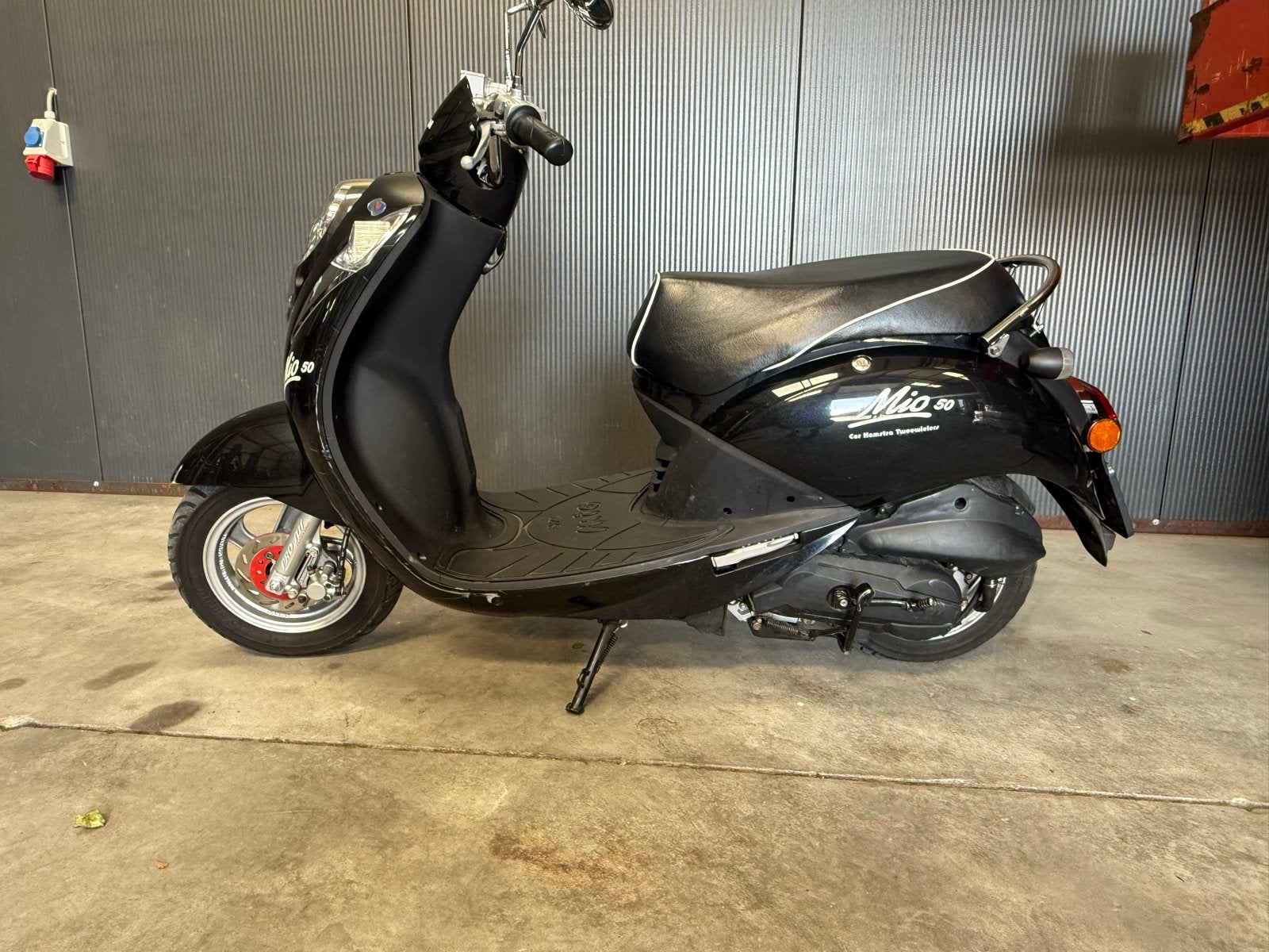 SYM Mio 50 Scooter - Zwart, bouwjaar 2013, Fietsen en Brommers, Maximaal 45 km/u, Zo goed als nieuw, Benzine, Ophalen