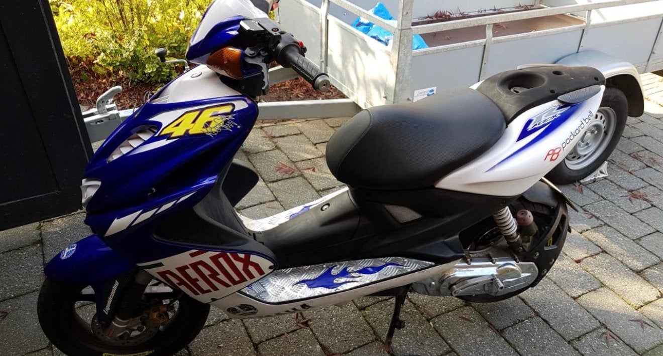 Yamaha aerox 2011 Valentino Rossi - interessepeiling, Fietsen en Brommers, Ophalen, Aerox, Maximaal 45 km/u, Zo goed als nieuw