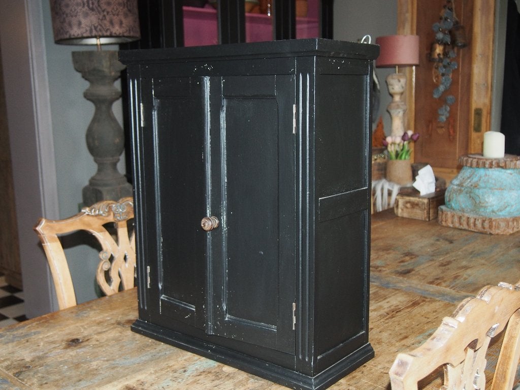 Klein Zwart Houten Wandkastje - 64x52x22 cm, Antiek en Kunst, Antiek | Meubels | Kasten, Ophalen