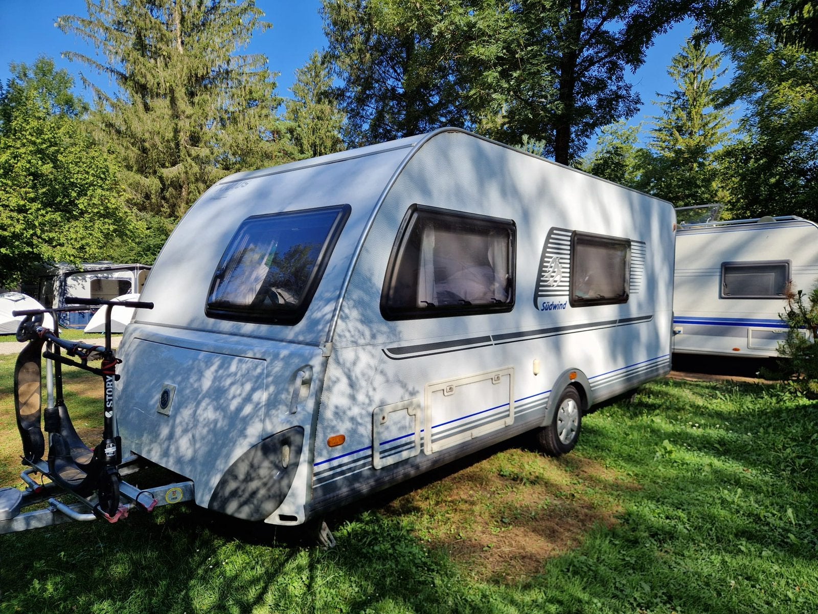 Knauf Südwind 500 FDK, Caravans en Kamperen, Treinzit, Particulier, Dwars-stapelbed, 5 tot 6 meter