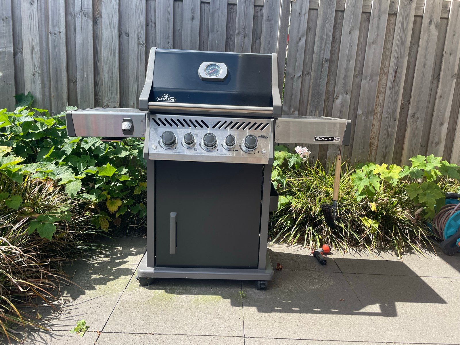 Napoleon Rogue 525 Gasbarbecue Zo Goed Als Nieuw met Hoes, Ophalen, Zo goed als nieuw
