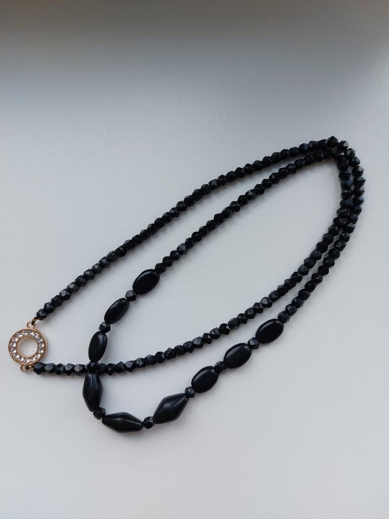 oude ketting met zwarte glaskralen, gitten?, Ophalen of Verzenden, Gebruikt, Zwart