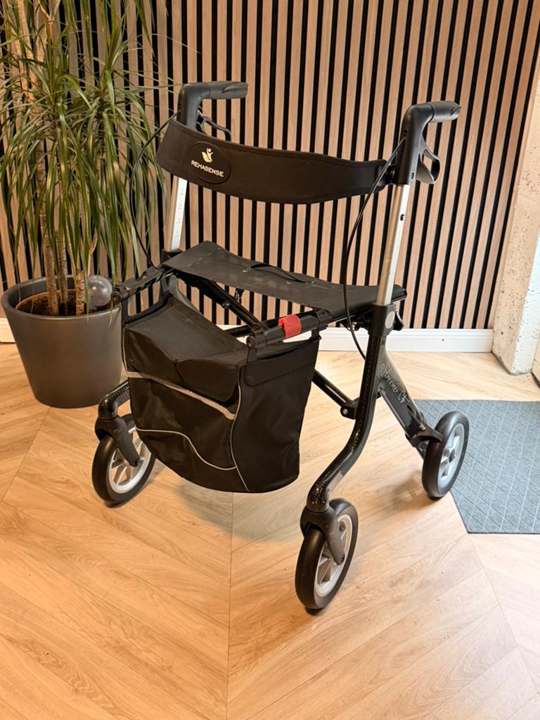 Rollator Streamer Carbon zwart small, Diversen, Rollators, Ophalen, Opvouwbaar, Zo goed als nieuw
