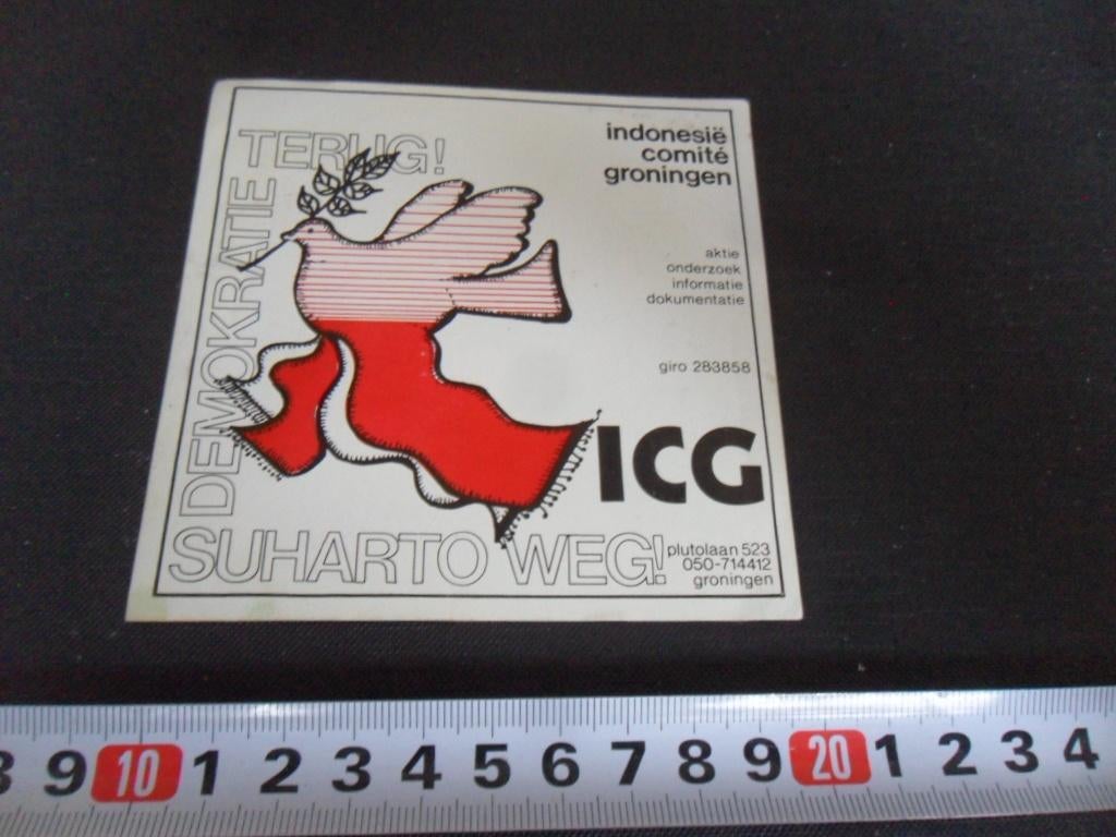 sticker ICG Indonesië comité Groningen SUHARTO WEG !, Ophalen, Zo goed als nieuw, Sticker