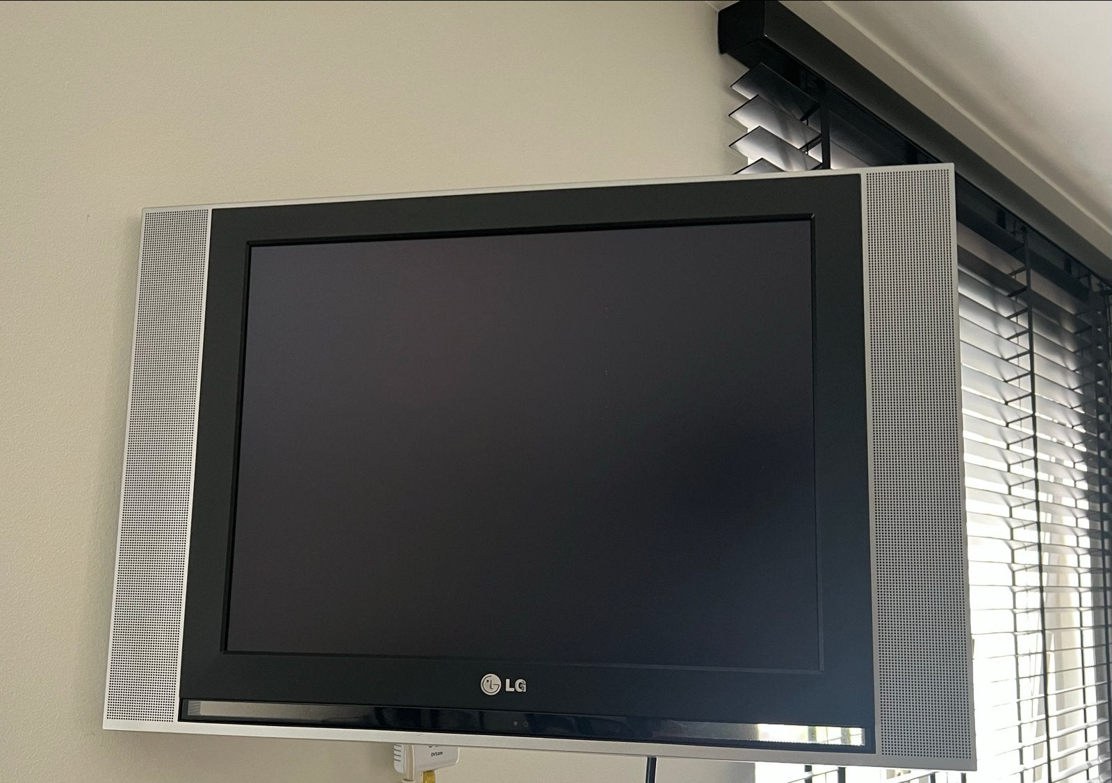 LG LCD Kleurentelevisie met afstandsbediening en handleiding, Ophalen, Gebruikt, 50 Hz, Minder dan 40 cm