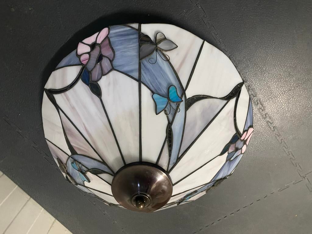 Tiffany Plafondlamp met Bloemen- en Vlindermotief, Huis en Inrichting, Lampen | Plafondlampen, Ophalen, Gebruikt, Glas