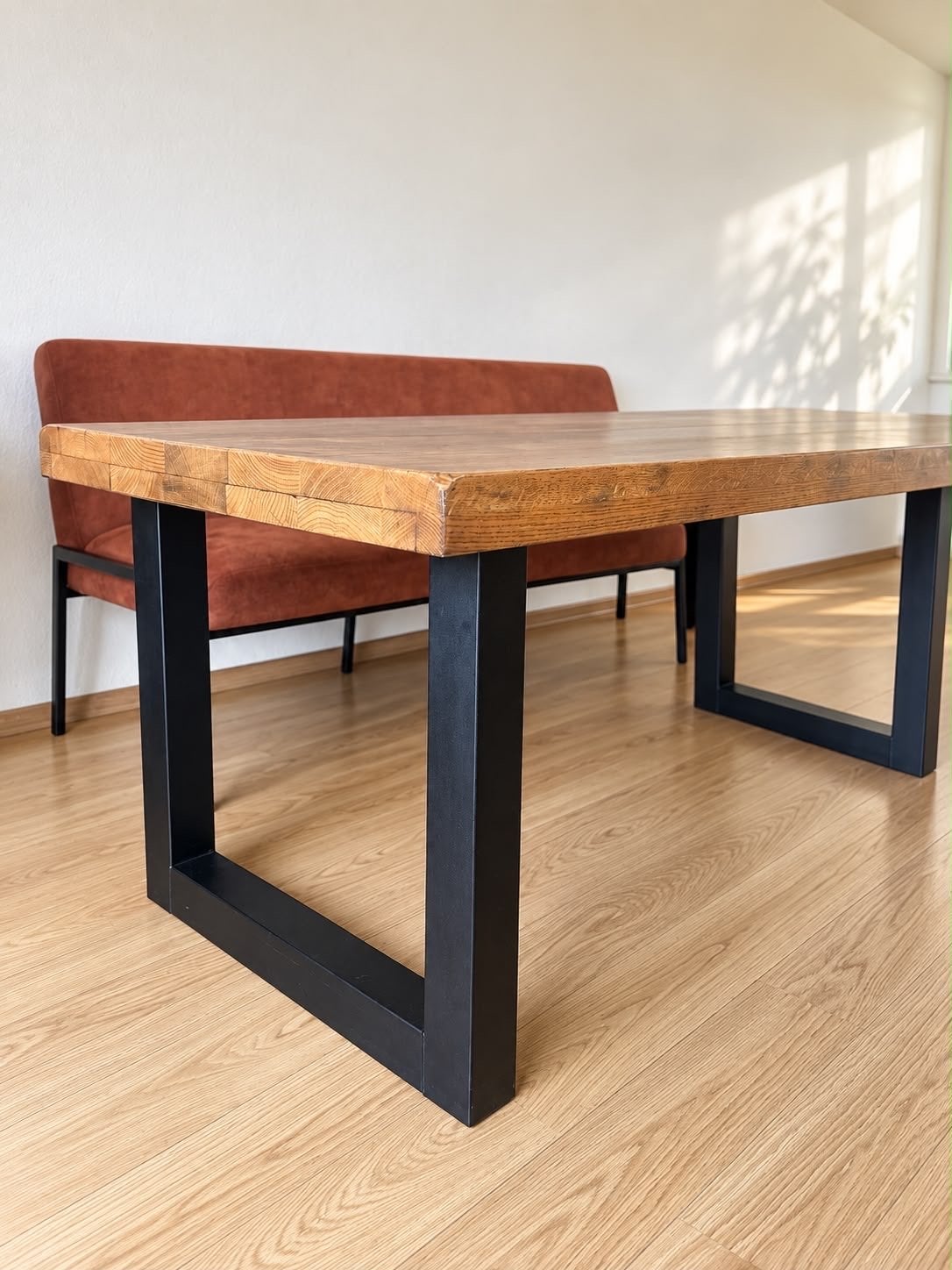 Eikenhouten eettafel met metalen onderstel, Ophalen, Eikenhout, 50 tot 100 cm, Zo goed als nieuw