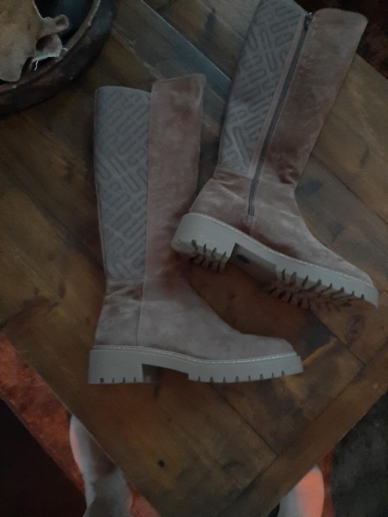 Zandkleur unisa suède laarzen 40, Kleding | Dames, Schoenen, Ophalen of Verzenden, Zo goed als nieuw, Beige, Hoge laarzen