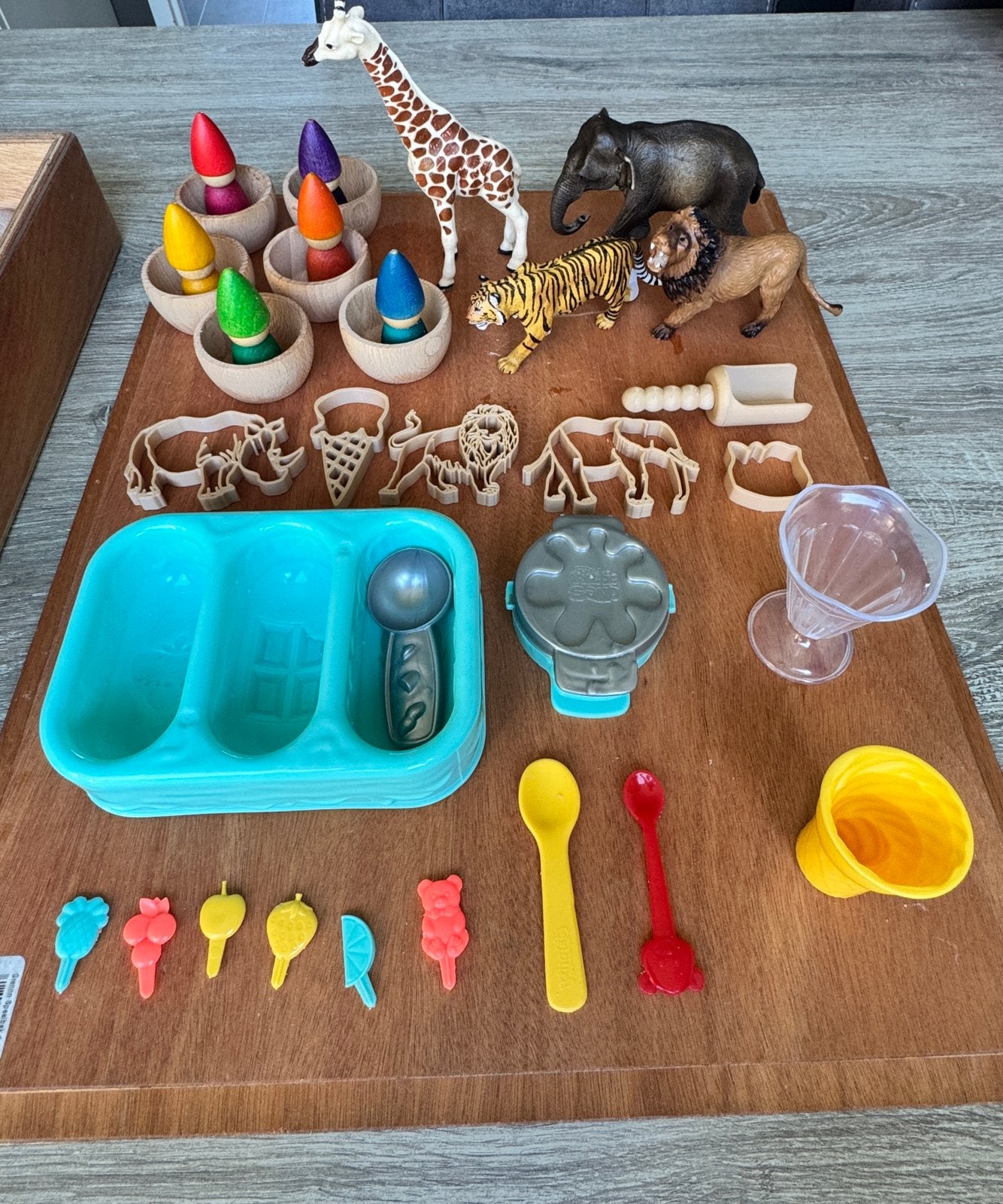 Grenn Speelbak + deksel Kinetic Sand met vele accessoires, Ophalen, Zo goed als nieuw