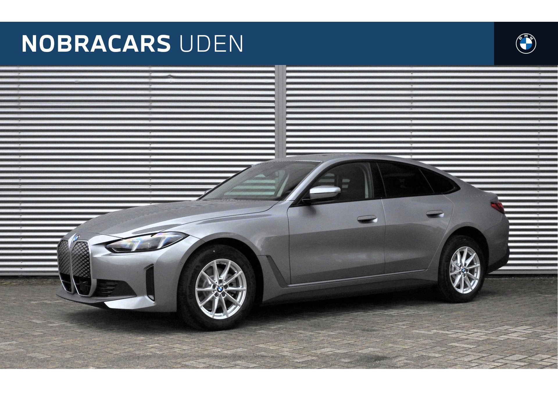 BMW i4 eDrive40 / Schuif-kanteldak / Achteruitrijcamera / Ad, Auto's, Dealer onderhouden, Achterwielaandrijving, Zwart, 2020 kg