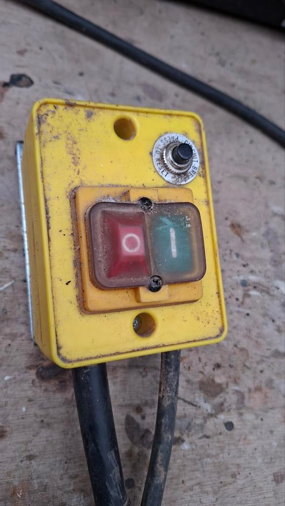 Zaagmachine schakelaar met beveiliging, Gebruikt, Overige typen, Ophalen of Verzenden, 30 tot 70 mm