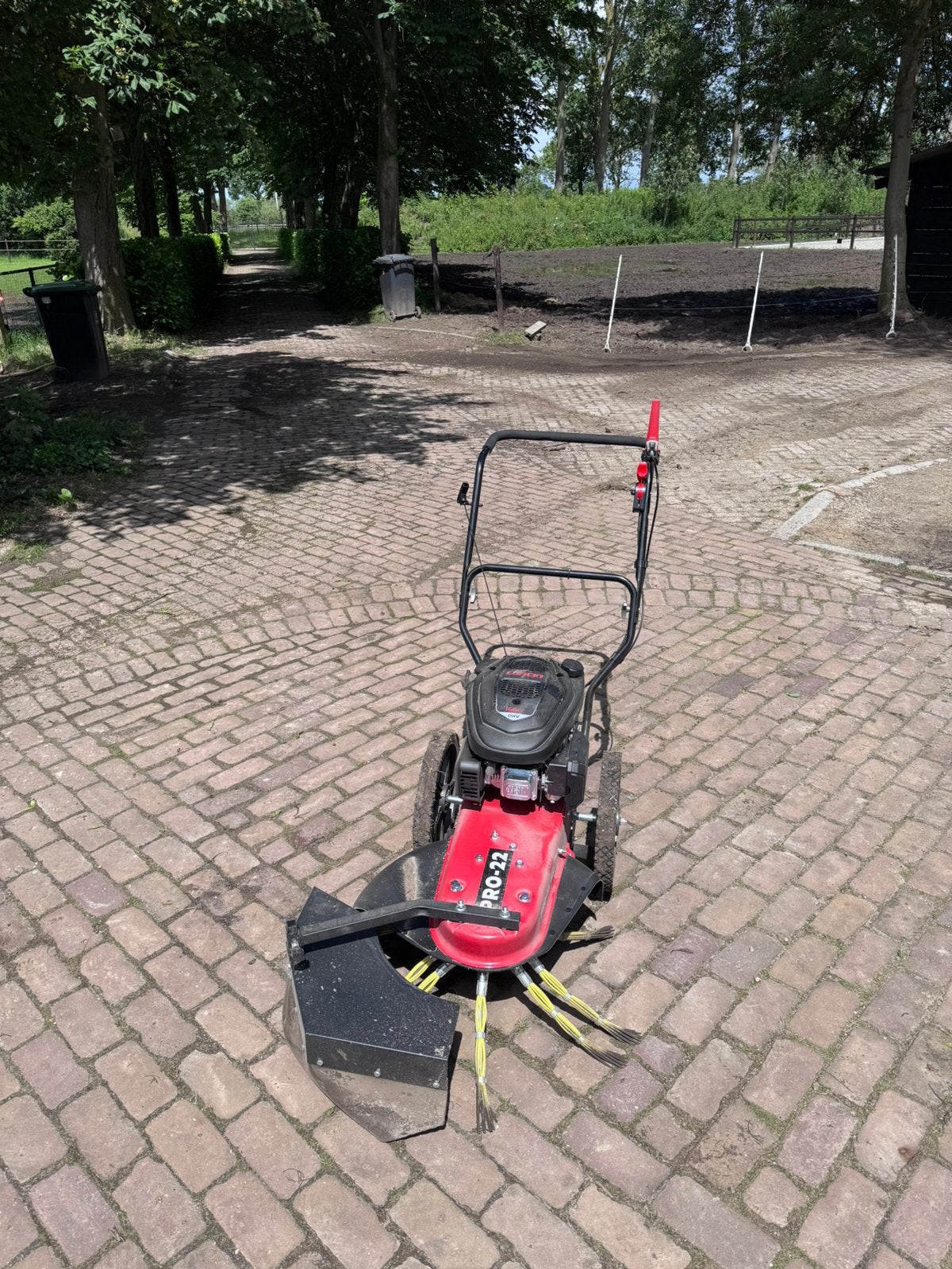 Onkruidborstelmachine huren Breda – oprit, terras, erf, Tuinonderhoud of Snoeiwerk