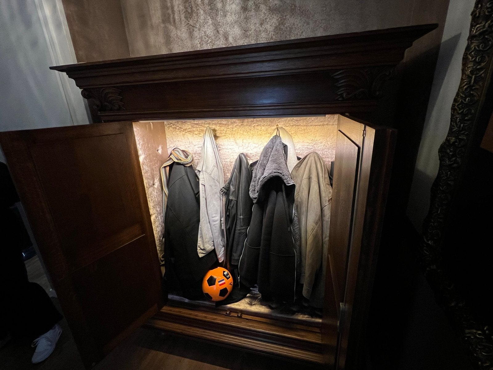 Klassieke kast omgebouwd tot jassenkast met verlichting, Antiek en Kunst, Ophalen
