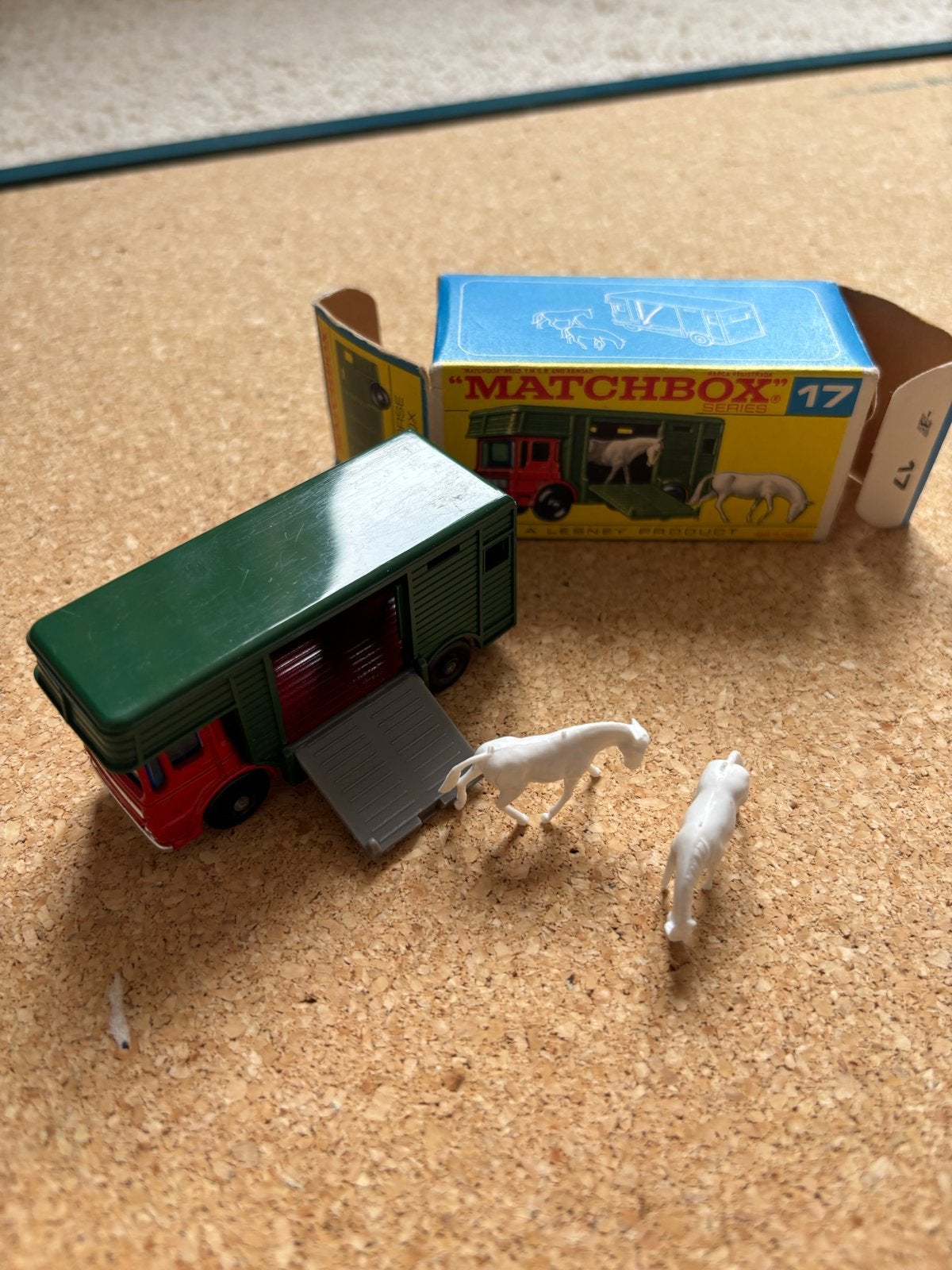 Vintage Matchbox 17 Horse Box met paarden en doos, Ophalen of Verzenden, Zo goed als nieuw, Bus of Vrachtwagen, Matchbox