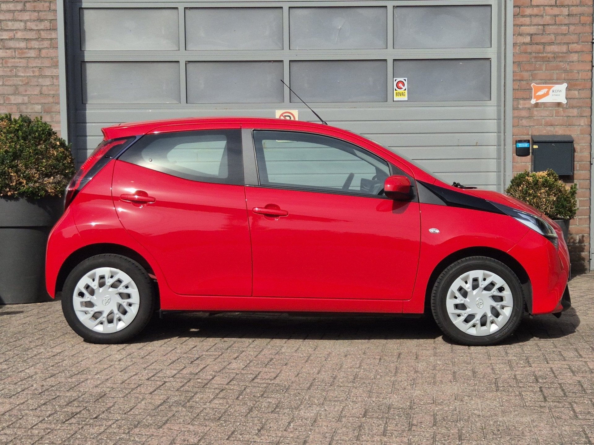 Toyota Aygo 1.0 VVT-i x-play Achteruitrij camera. (bj 2020), Auto's, Voorwielaandrijving, Stof, Gebruikt, 4 stoelen