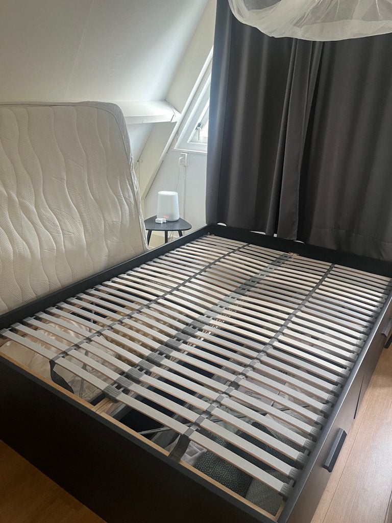 Brimnes bedframe met lades: inclusief lattenbodem en matras, Huis en Inrichting, Slaapkamer | Bedden, Ophalen, Gebruikt, Zwart
