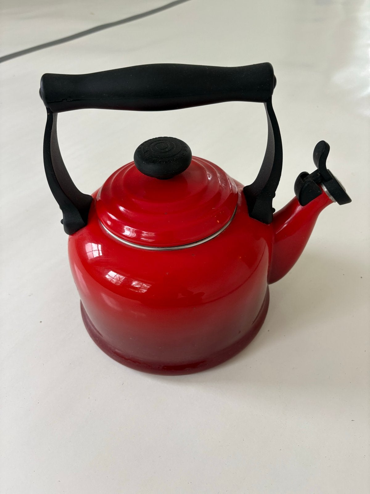 Le Creuset fluitketel rood 2.1L, Huis en Inrichting, Gebruikt, Ophalen of Verzenden, Metaal, Rood