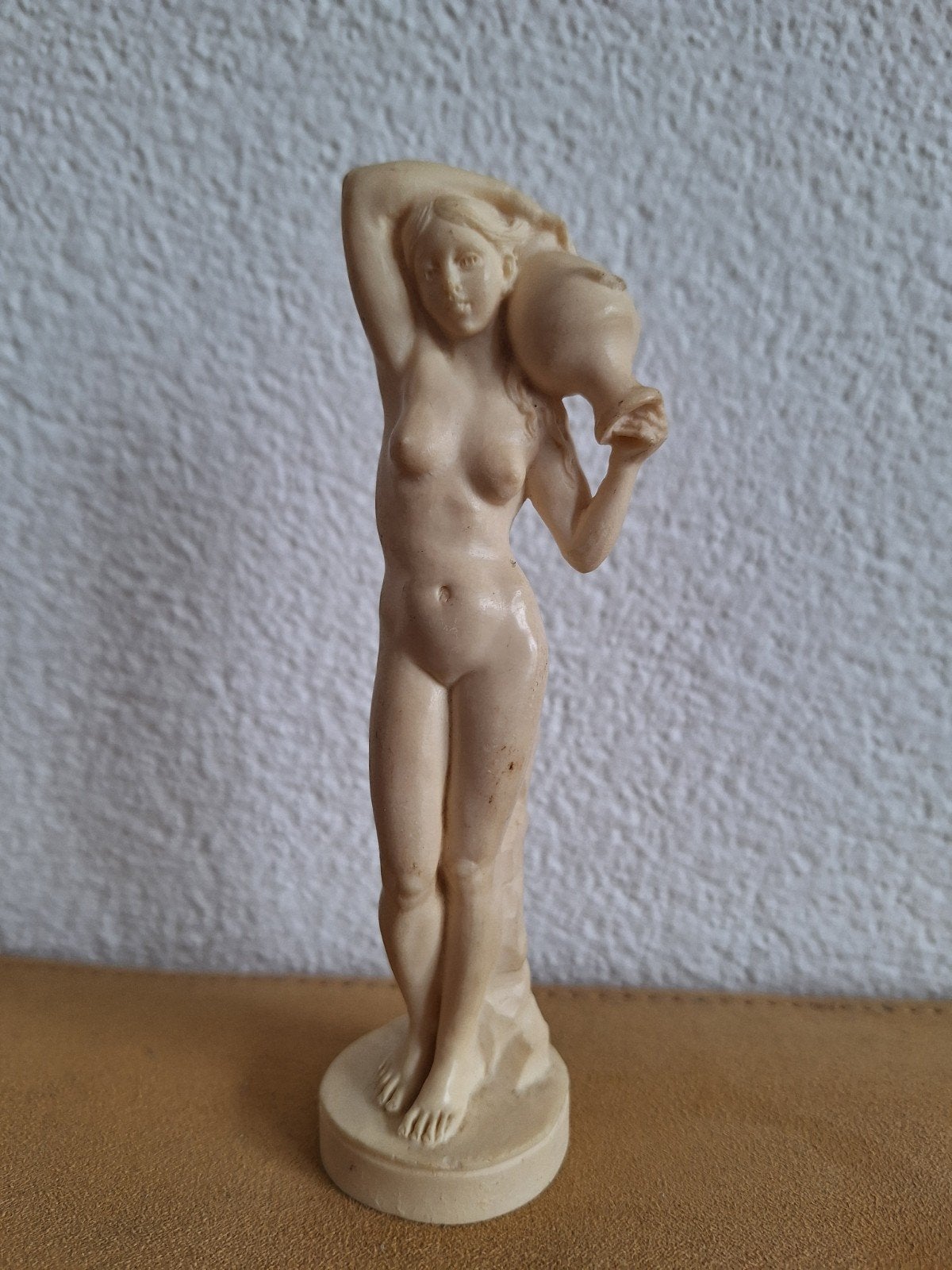 Vintage beeldje naakte vrouw met kruik - gesigneerd, Ophalen, Minder dan 20 cm, Gips, Gemerkt