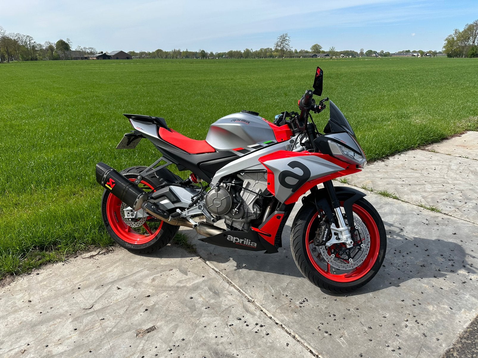 Aprilia Tuono 660, vol opties. Akrapovic, Quickshift Upmap., Motoren, 2 cilinders, Occasion, Motorrijbewijs A, 660 cc