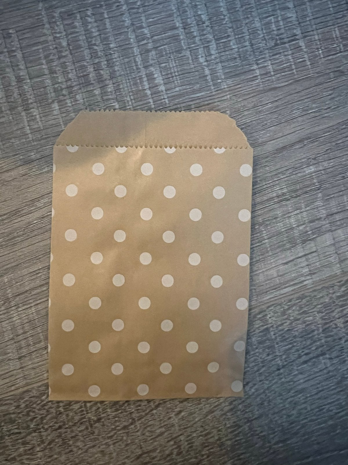 Papieren geschenkzakjes, met stippen 10 x 15 cm / 650 stuks, Ophalen of Verzenden, Nieuw