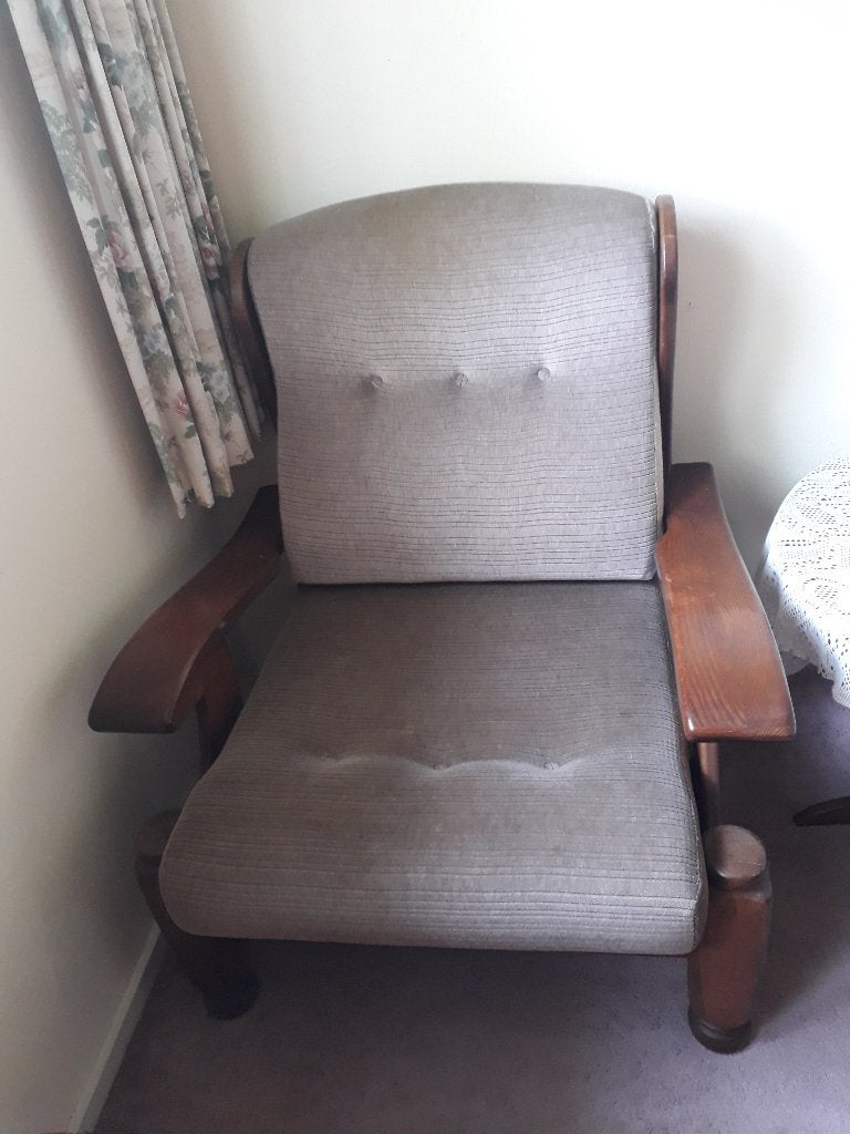2 FAUTEUILS DONKER EIKEN MET STOFFEN BEKLEDING VINTAGE-RETRO, Ophalen, Hout, Gebruikt, 75 tot 100 cm