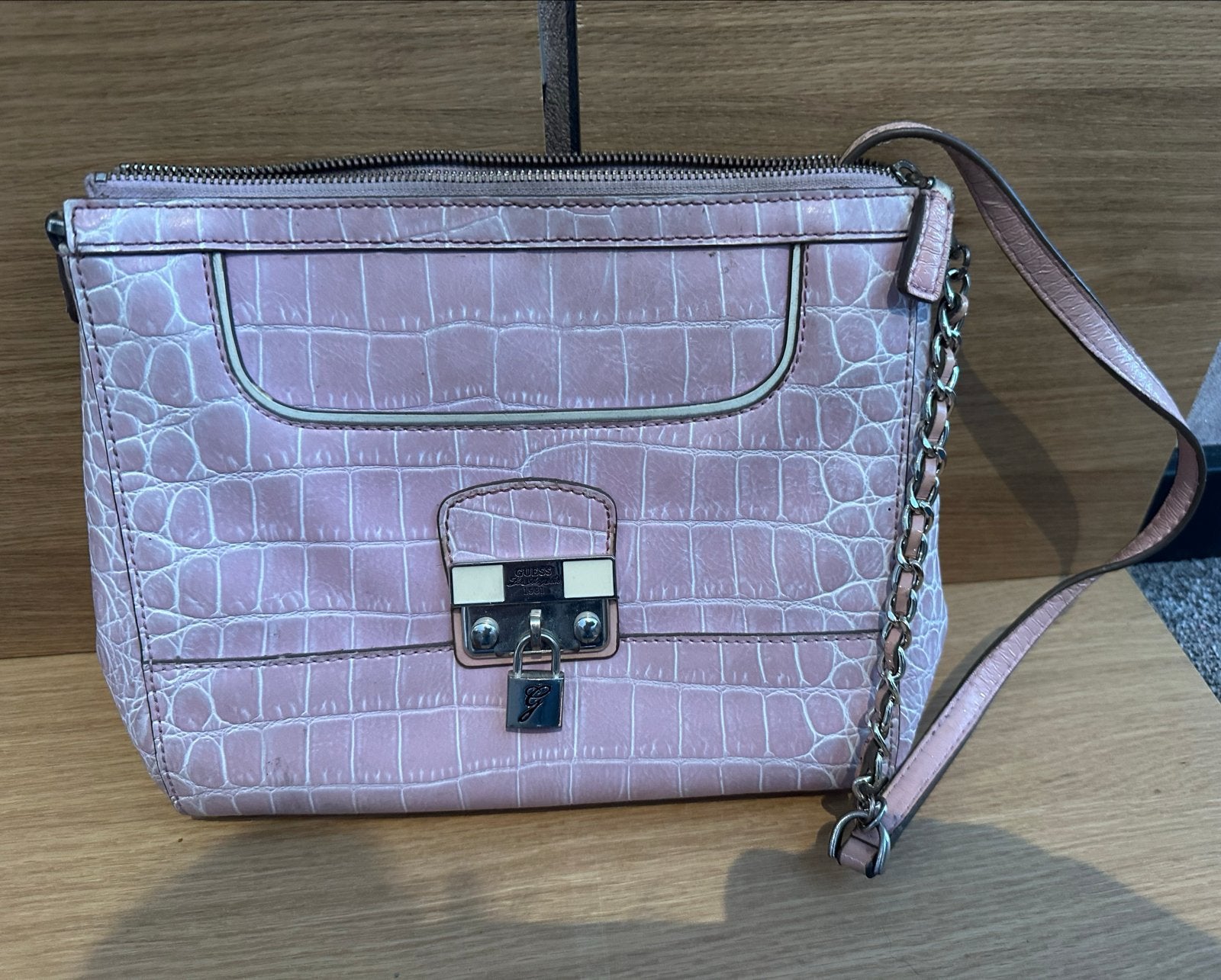 Mooie roze Guess schoudertas met krokodillenprint, Ophalen of Verzenden, Gebruikt, Roze, Schoudertasje