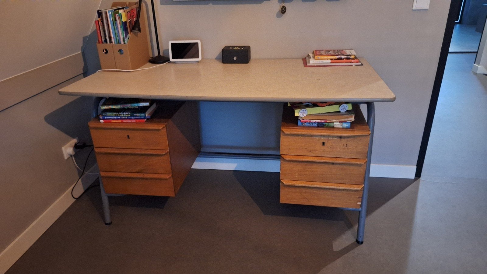 Leuk hip retro bureau 140x70cm, Ophalen, Gebruikt, Hout, Met lades