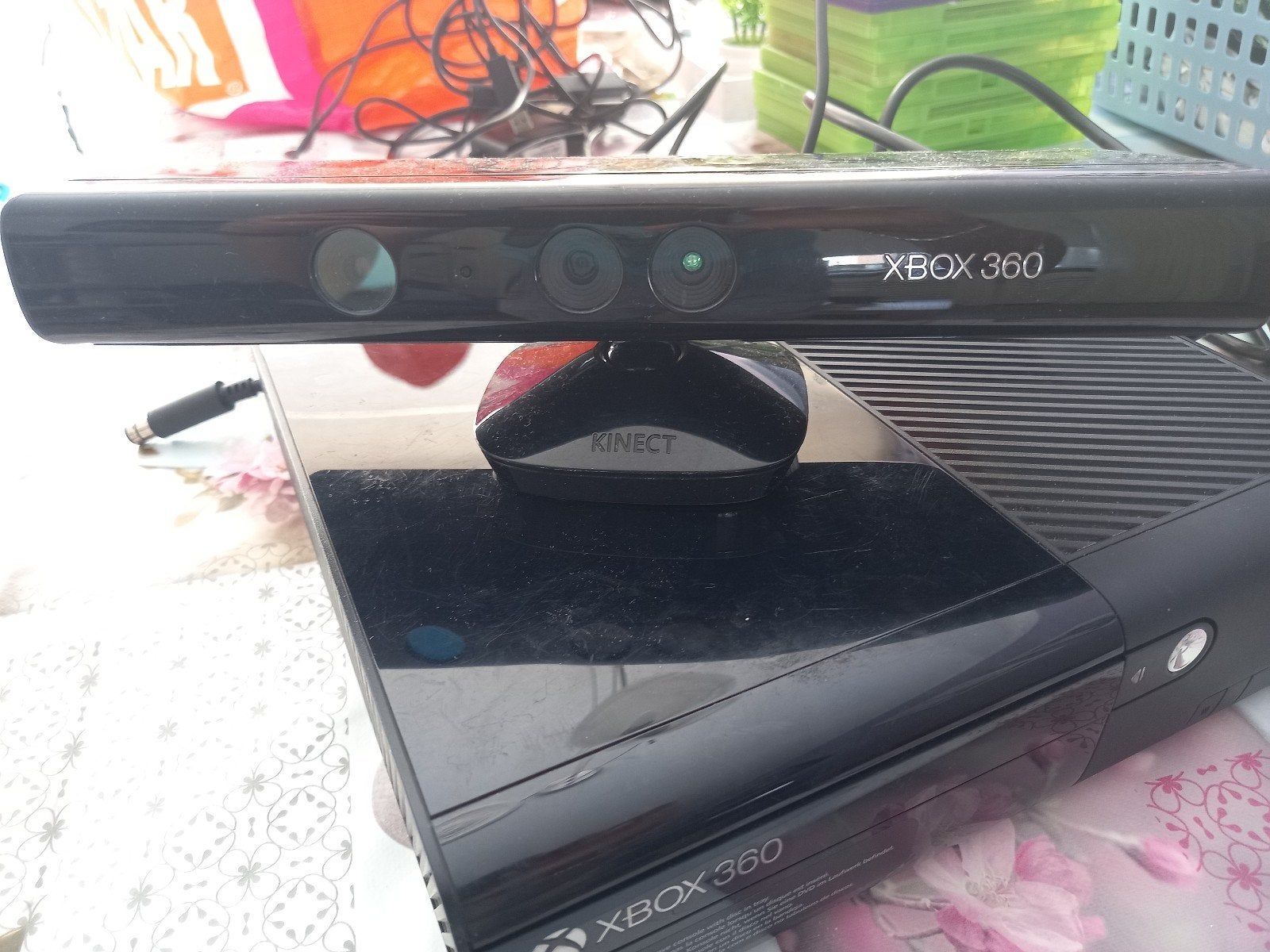 Xbox 360 E Console met Kinect GEEN CONTROLERS ERBIJ!, Ophalen, 250 GB, Zonder controller, Met kinect