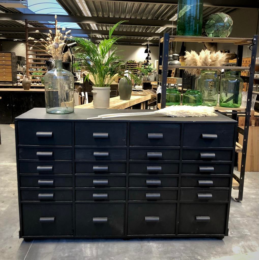 Oude ladekast, vintage dressoir, werkplaats kast, toonbank, Antiek en Kunst, Ophalen