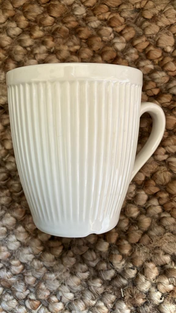 Witte geribbelde kop, Huis en Inrichting, Keuken | Servies, Keramiek, Ophalen of Verzenden, Zo goed als nieuw, Effen