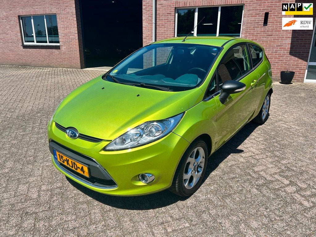 Ford Fiesta 1.6 Titanium // koude airco // APK 5-1-2027, Auto's, Gebruikt, 31 €/maand, 4 cilinders, Elektrische ramen